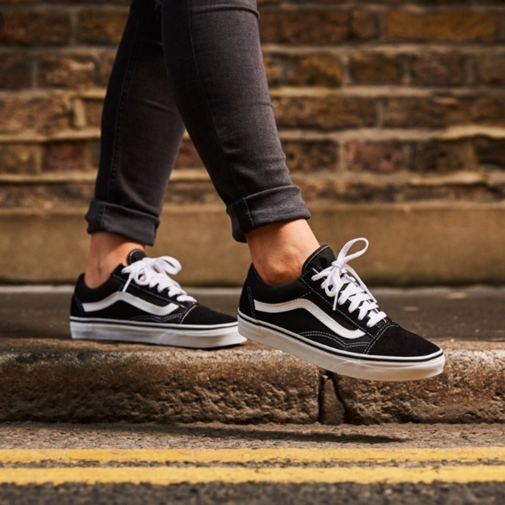 Old skool black Vans Women’s size 7 or Men 5.5!